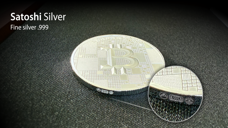 Zoom auf die Satoshi Silver Silbermünze mit dem Text "Satoshi Silver Fine silver .999"